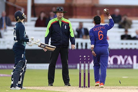 ഇംഗ്ലീഷ് താരം ഡീനിനെ മങ്കാദിങ് ചെയ്യുന്ന ദീപ്തി ശര്‍മ/ഫോട്ടോ: ട്വിറ്റര്‍