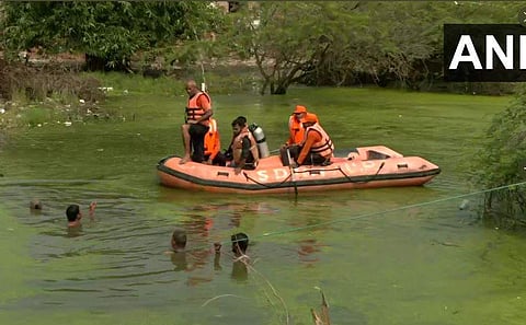 അപകടത്തില്‍പ്പെട്ടവരെ രക്ഷപ്പെടുത്തുന്നു/ എഎന്‍ഐ