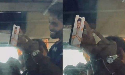 സഞ്ജുവിന്റെ ഫോട്ടോ ഫോണില്‍ കാണിക്കുന്ന സൂര്യകുമാര്‍ യാദവ്/വീഡിയോ ദൃശ്യം