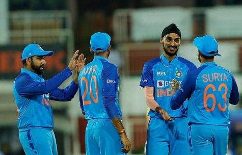 ദക്ഷിണാഫ്രിക്കയുടെ മൂന്ന് വിക്കറ്റുകള്‍ കൊയ്ത അര്‍ഷ്ദീപ് സിങ്ങിനെ അഭിനന്ദിക്കുന്ന സഹതാരങ്ങള്‍, image credit: bcci