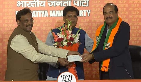 ഹര്‍ഷ് മഹാജന്‍ ബിജെപി അംഗത്വം സ്വീകരിക്കുന്നു/ ട്വിറ്റര്‍ ചിത്രം