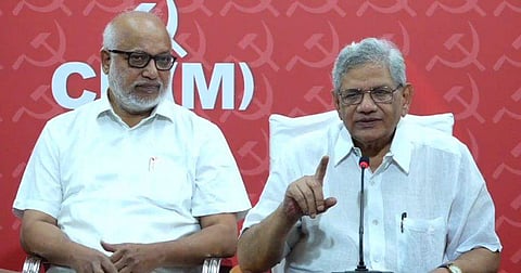 യെച്ചൂരിയുടെ വാര്‍ത്താസമ്മേളനം, സമീപം എംഎ ബേബി/ ഫെയ്‌സ്ബുക്ക്‌