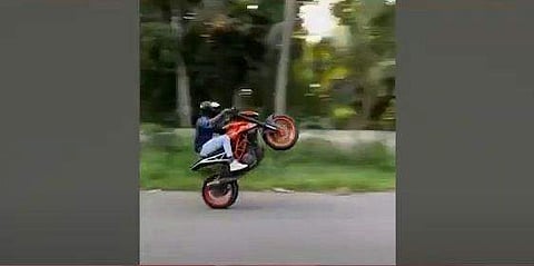 ആവേശം വിതറാന്‍ 'ബൈക്ക് സ്റ്റണ്ട്'; അഭ്യാസത്തിന് ബൈക്കുമായി എത്തിയത് ഉദ്യോഗസ്ഥരുടെ മുന്നിലേക്ക്, കുടുങ്ങി