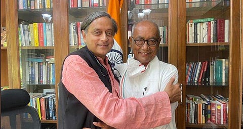 ദിഗ്‌വിജയ് സിങ്ങുമായി കൂടിക്കാഴ്ച നടത്തിയതിനു പിന്നാലെ ശശി തരൂര്‍ പങ്കുവച്ച ചിത്രം/ട്വിറ്റര്‍