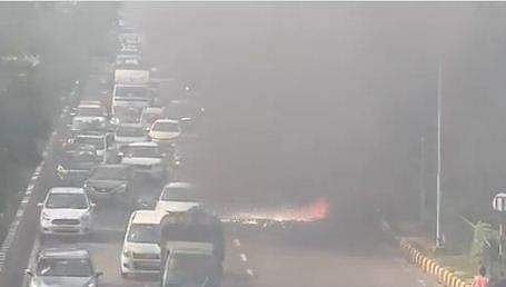 ഓടുന്ന കാറിന് തീപിടിക്കുന്ന ദൃശ്യം