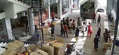 വ്യാപാര സ്ഥാപനത്തിലെ തൊഴിലാളികളെ മര്‍ദ്ദിക്കുന്ന ദൃശ്യങ്ങള്‍