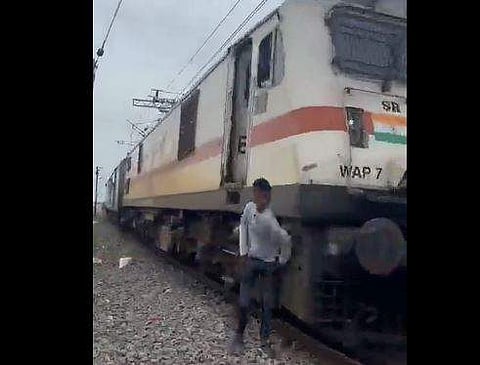 17കാരനെ ട്രെയിന്‍ ഇടിക്കുന്ന ദൃശ്യം