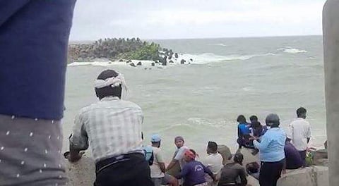 മത്സ്യത്തൊഴിലാളികളെ കരയ്‌ക്കെത്തിക്കുന്നു/ ടെലിവിഷന്‍ ചിത്രം