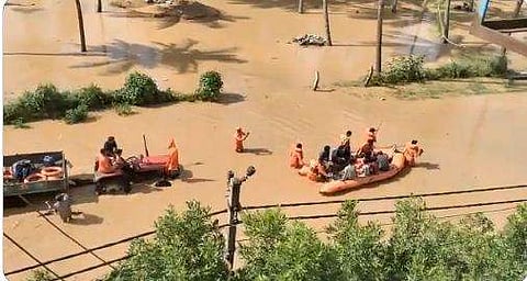 രക്ഷാപ്രവര്‍ത്തനം നടത്തുന്നു/ വീഡിയോ ദൃശ്യം