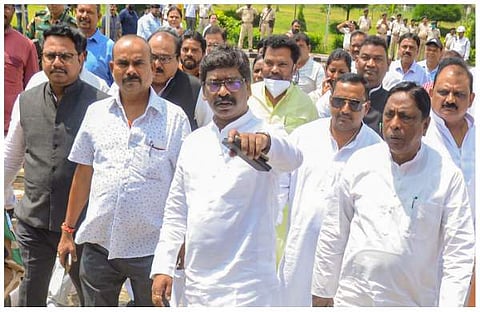 ഹേമന്ത് സോറനും എംഎല്‍എമാരും വിശ്വാസ വോട്ടെടുപ്പിന് എത്തുന്നു/പിടിഐ