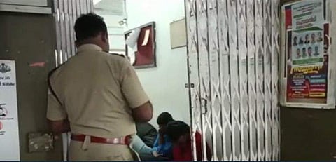 പിടിയിലായവര്‍ പൊലീസ് സ്റ്റേഷനില്‍/ ടിവി ദൃശ്യം