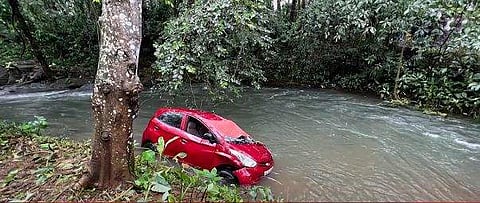 അപകടത്തില്‍പ്പെട്ട കാര്‍ / ടി വി ദൃശ്യം