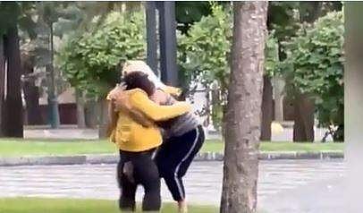 ജാക്കറ്റ് നല്‍കി ചിമ്പാന്‍സിയെ അനുനയിപ്പിക്കുന്ന ദൃശ്യം