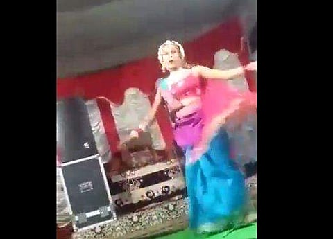 കലാകാരന്‍ നൃത്തം ചെയ്യുന്ന ദൃശ്യം