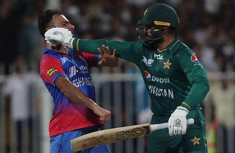 ഫരീദ് അഹ്മദിനെ അടിക്കാന്‍ ശ്രമിക്കുന്ന പാകിസ്ഥാന്റെ ആസിഫ് അലി/ഫോട്ടോ: എഎഫ്പി