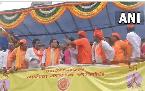 വേദിയില്‍ തള്ളിക്കയറി അസം മുഖ്യമന്ത്രിയുടെ മുന്നിലെ മൈക്ക് പിടിച്ച് തിരിക്കുന്ന ദൃശ്യം, എഎന്‍ഐ