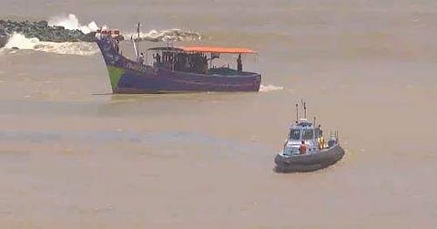 വിഴിഞ്ഞത്ത് കടലില്‍ നടത്തുന്ന തെരച്ചിലിന്റെ ദൃശ്യം