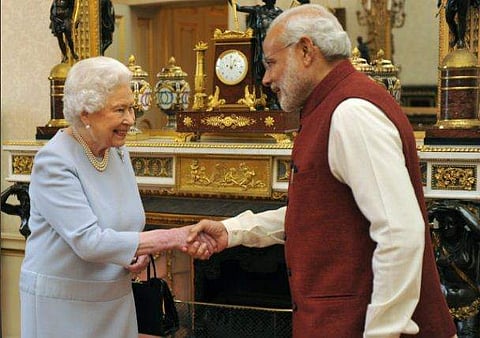 മോദി എലിസബത്ത് രാജ്ഞിക്കൊപ്പം/ ട്വിറ്റര്‍