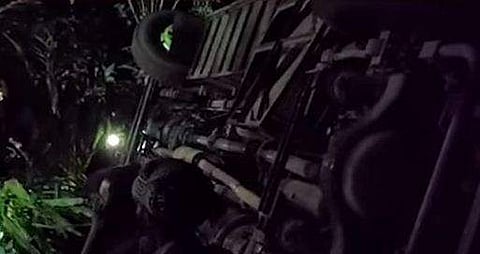 ഇടുക്കിയില്‍ വിദ്യാര്‍ത്ഥികള്‍ സഞ്ചരിച്ച ടൂറിസ്റ്റ് ബസ് കൊക്കയിലേക്ക് മറിഞ്ഞു