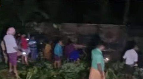 നാട്ടുകാര്‍ തിരച്ചില്‍ നടത്തുന്നു/ ടിവി ദൃശ്യം