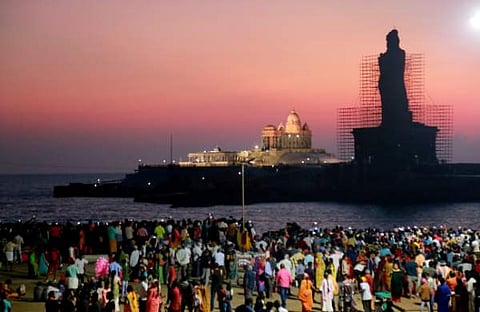 പുതുവര്‍ഷത്തെ ആദ്യ സൂര്യോദയം കാണാനായി കന്യാകുമാരി ബീച്ചില്‍ എത്തിയവര്‍/ ചിത്രം; എഎന്‍ഐ