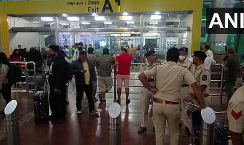 സുരക്ഷാ ഉദ്യോഗസ്ഥര്‍ പരിശോധന നടത്തുന്നു/ എഎന്‍ഐ