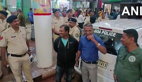 സുരക്ഷാ ഉദ്യോഗസ്ഥര്‍ പരിശോധന നടത്തുന്നു/ എഎന്‍ഐ