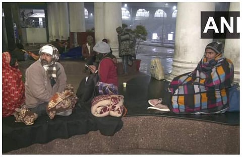 ട്രെയിൻ കാത്ത് ഡൽഹി റെയിൽവേ സ്റ്റേഷനിൽ യാത്രക്കാർ/ ചിത്രം: എഎൻഐ