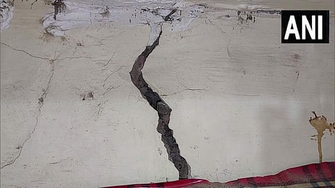 അലിഗഢില്‍ വിള്ളല്‍ വീണ വീടുകളില്‍ ഒന്ന്/എഎന്‍ഐ