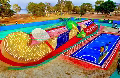 മണലില്‍ തീര്‍ത്ത ഭീമന്‍ ഹോക്കി സ്റ്റിക്ക്/ ചിത്രം: പിടിഐ