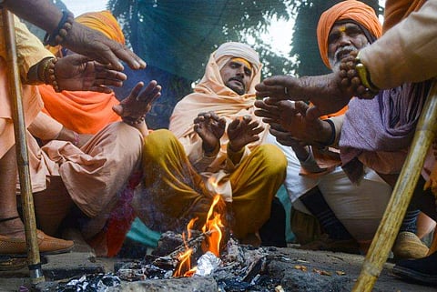 ഗുരുഗ്രാമില്‍ തണുപ്പിനെ അകറ്റാന്‍ ചൂടു കായുന്ന ദൃശ്യം, പിടിഐ