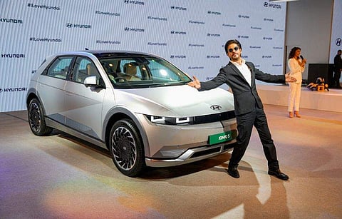 ഓട്ടോ എക്‌സ്‌പോ 2023ല്‍ ഹ്യൂണ്ടായ് ഓള്‍ ഇലക്ട്രിക് എസ്യുവി അയോണിക് 5ന്റെ ലോഞ്ചിങ്ങിന് എത്തിയ ഷാരുഖ് ഖാന്‍/ ചിത്രം; പിടിഐ