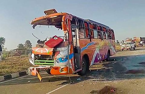 അപകടത്തില്‍ തകര്‍ന്ന ബസ്/വിഡിയോ ദൃശ്യം