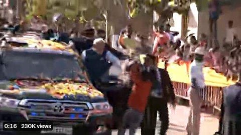 പ്രധാനമന്ത്രിക്കരികിലേക്ക് ഓടിയടുത്ത ബാലനെ എസ്പിജി ഉദ്യോഗസ്ഥന്‍ തടയുന്നു/വിഡിയോ ദൃശ്യം