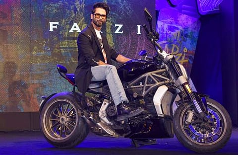 ആമസോൺ പ്രൈം വെബ് സീരീസായ റാസിയുടെ ട്രെയിലർ ലോഞ്ചിന് ഷാഹിദ് കപൂർ ബൈക്കിൽ എത്തിയപ്പോൾ/ ചിത്രം; പിടിഐ