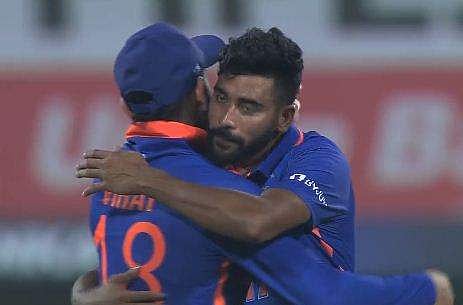 മുഹമ്മദ് സിറാജിനെ അഭിനന്ദിക്കുന്ന കോഹ്‌ലി, IMAGE CREDIT: BCCI