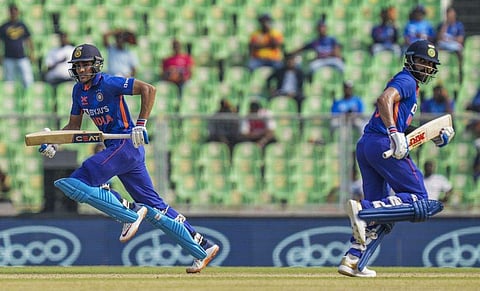 സെഞ്ച്വറി നേടിയ ഗില്ലിന്റേയും കോഹ്‌ലിയുടേയും ബാറ്റിങ്ങ്, പിന്നില്‍ ഒഴിഞ്ഞ ഗാലറി/ പിടിഐ