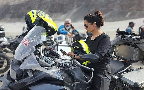 മഞ്ജു വാര്യർ അജിത്തിനൊപ്പമുള്ള യാത്രയ്ക്കിടെ/ ചിത്രം; ഫെയ്സ്ബുക്ക്