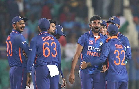 ശ്രീലങ്കയ്‌ക്കെതിരെ നാലുവിക്കറ്റ് നേടിയ സിറാജിനെ അഭിനന്ദിക്കുന്ന സഹതാരങ്ങള്‍/ ട്വിറ്റര്‍