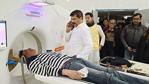 അജോയ് കുമാറിനെ ആശുപത്രിയില്‍ പ്രവേശിപ്പിച്ചപ്പോള്‍/ കോണ്‍ഗ്രസ് പുറത്തുവിട്ട ചിത്രം