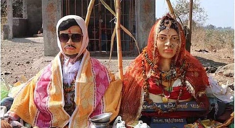 ബന്ധുക്കള്‍ സ്ഥാപിച്ച കമിതാക്കളുടെ പ്രതിമകള്‍