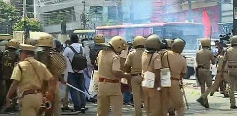 പ്രവര്‍ത്തകര്‍ക്ക് നേരെ പൊലീസ് ലാത്തിചാര്‍ജ് പ്രയോഗിക്കുന്നു/ ടെലിവിഷന്‍ ചിത്രം