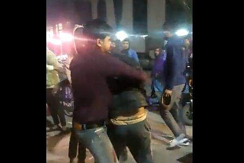 പഴക്കച്ചവടക്കാരനെ ക്രൂരമായി മര്‍ദ്ദിക്കുന്ന ദൃശ്യം