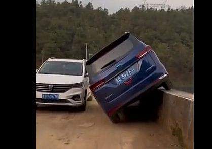 എസ് യുവി ഡ്രൈവറുടെ അഭ്യാസപ്രകടനം, സ്‌ക്രീന്‍ഷോട്ട്‌