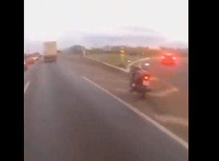 ബൈക്ക് യാത്രക്കാരന്‍ തെറിച്ചുവീണതിന് പിന്നാലെ തനിയെ മുന്നോട്ടുനീങ്ങുന്ന ബൈക്കിന്റെ ദൃശ്യം