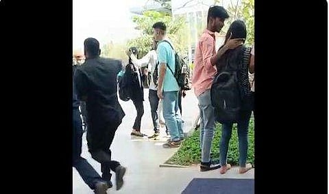 വിദ്യാര്‍ഥിനിയെ ആംബുലന്‍സിലേക്ക് എത്തിക്കുന്ന വിഡിയോ ദൃശ്യം