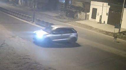 യുവതിയെ വലിച്ചിഴച്ചതെന്ന് കരുതുന്ന കാറിന്റെ ദൃശ്യം