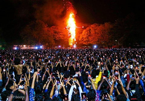 ഫോര്‍ട്ടുകൊച്ചിയിലെ പാപ്പാഞ്ഞി കത്തിക്കല്‍/ ചിത്രം: ടിപി സൂരജ്, ന്യൂ ഇന്‍ഡ്യന്‍ എക്‌സ്പ്രസ്‌