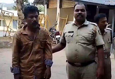 പിടിയിലായ  മണി/ ടിവി ദൃശ്യം