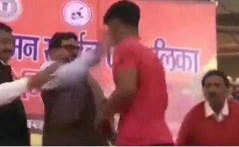 മുഖത്തടിക്കുന്നതിന്റെ വീഡിയോ ദൃശ്യം